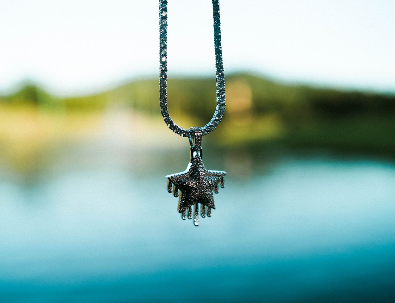 Drippy Star Pendant in White Gold